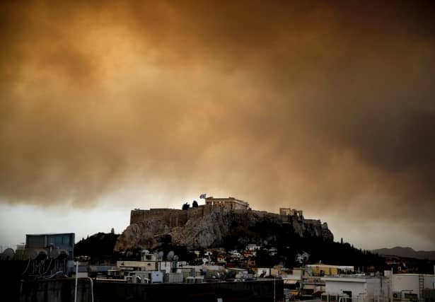 INCENDII DEVASTATOARE ÎN GRECIA: Paradisul grecesc, mistuit de flăcări!
