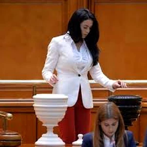 ”Deputata sexy”, nepoata lui Pandele, a demisionat din PSD! Alexandra Corina Bogaciu, în valul de plecări din partid