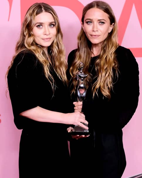 Gemenele Olsen, complet schimbate la vârsta de 32 de ani. Mary-Kate și Ashley s-au pozat împreună la un eveniment – GALERIE FOTO