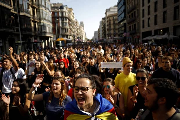 Arde din nou Catalonia. Oamenii au început să protesteze la Barcelona după ce liderii lor au fost condamnați la închisoare