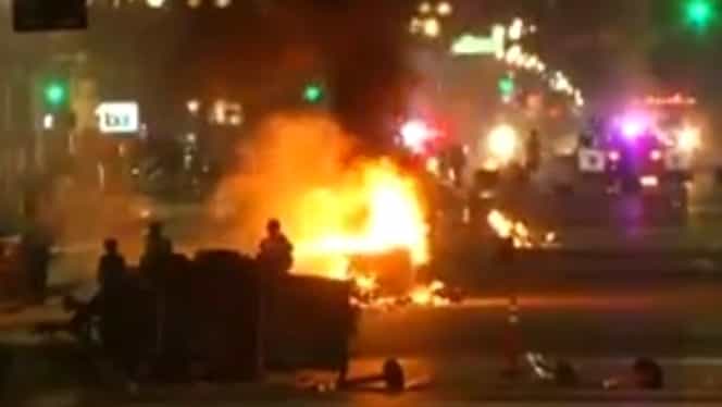 VIDEO. Incidente în SUA după victoria lui Donald Trump: Protestatarii au incendiat gunoaie şi au distrus vitrine.”Tu nu eşti America!”