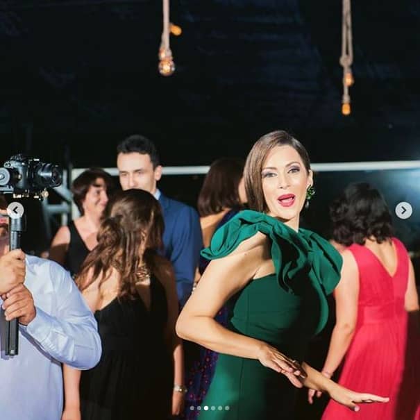 Andreea Berecleanu adoră să danseze la nunți, învățându-i și pe copiii ei să se distreze la maximum