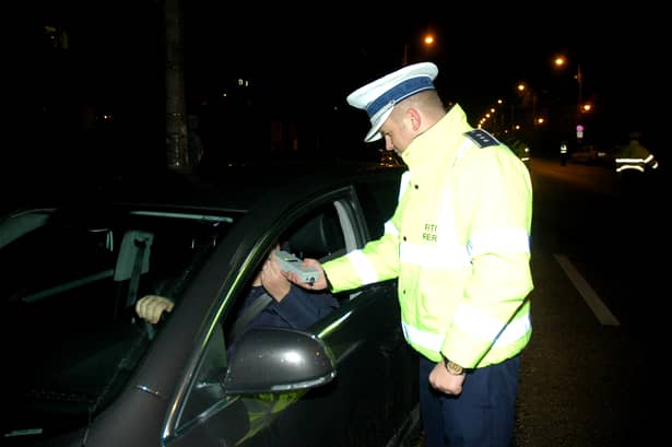 Soferul cu tricolorul pe masina se legitimeaza in fata politistilor