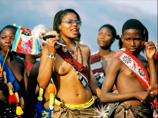 În acest trib din Africa, bărbaţii au organele sexuale de 43 de centimetri! Ajung aşa cu mult „antrenament”! Să vezi cum arată femeile lor