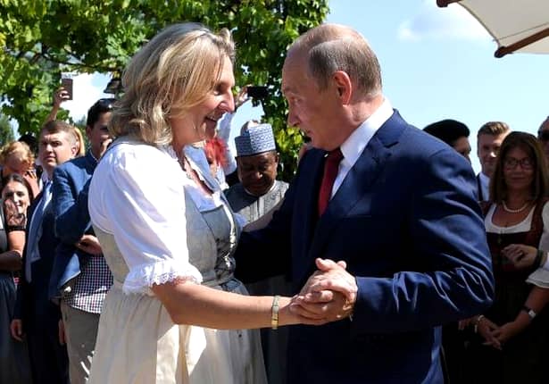Scandal din cauza lui Putin! Președintele rus a ieșit la dans, sâmbătă, acompaniat fiind de șefa diplomației austriece, Karin Kneissl. În cadrul unei nunți, șefa diplomației l-a invitat pe Putin la dans.
