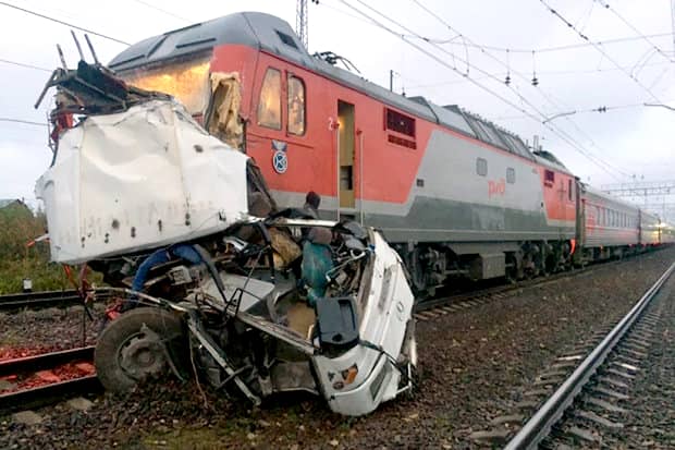 Accident devastator între un tren şi un autobuz plin cu oameni! 19 oameni au murit! GALERIE FOTO