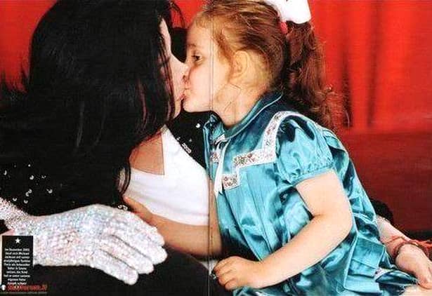 La numai 17 ani, fiica lui Michael Jackson, SE MĂRITĂ cu un fotbalist