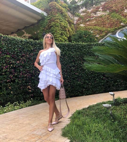 Alexandra Becali, cea mai elegantă dintre fetele lui Gigi Becali. Tânăra e pasionată de fashion şi nu iese nearanjată din casă. FOTO