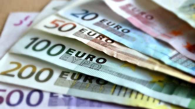 CURS BNR. Leul scade faţă de euro şi dolar