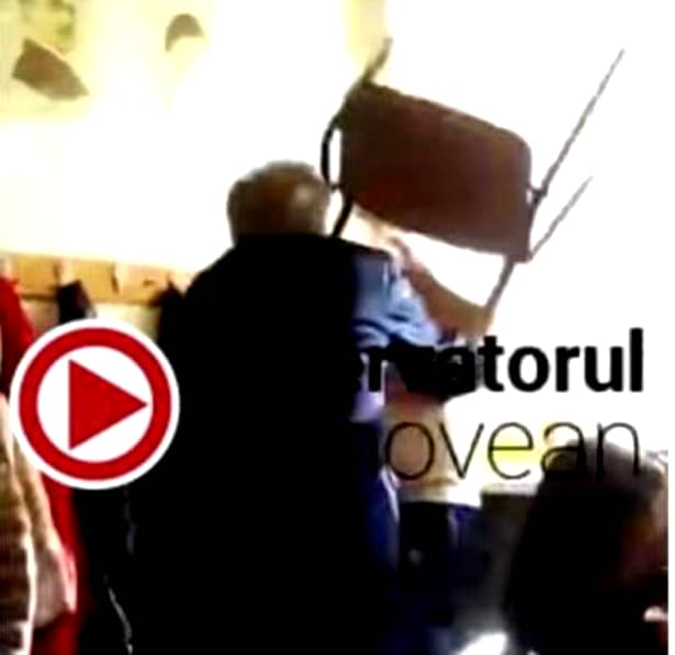 Captură realizată din filmuleţul în care uelev din Ploieşti a fost bătut de profesor cu scaunul! (1)