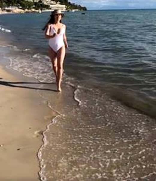 Cristina Șișcanu, criticată pentru formele ei! Cum s-a fotografiat vedeta la plajă!