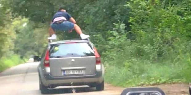 Șofer din Arad, fotografiat în timp ce era urcat pe plafonul mașinii în mers, necontrolată de nimeni. Ce măsură au luat polițiștii