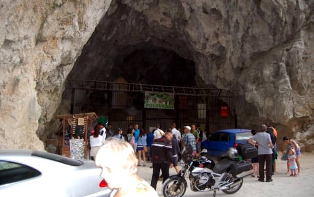Un bărbat din Capitală a fost lovit de o piatră care s-a desprins de pe versant, la câțiva metri de intrarea în peștera Polovragi, însă din fericire acesta a scăpat cu viață.