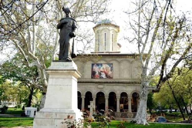 Mâna dreaptă a Sfântului Nicolae se află la biserica Sfântul Gheorghe Nou din centru Bucureștiului, dăruită de voievodul primei uniri, Mihai Viteazul