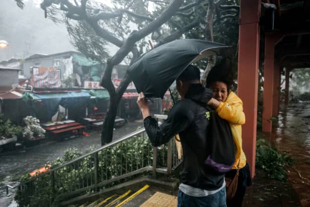 Numărul morților lăsați în urmă de taifunul Mangkhut a ajuns la 25! Imagini cu oameni luați pe sus de vânt!