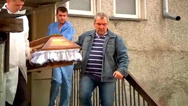 Imagini sfâşietoare, la morga Spitalului Judeţean Neamţ! Rudele victimelor au luat sicriele acasă