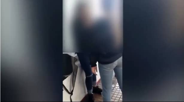 O adolescentă a fost bătută în gară de alte trei fete! Captură realizată înainte de altercaţie cu victima şi una dintre agresoare