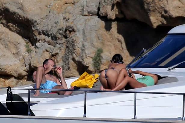 Imaginile zilei vin de pe un yaht, unde Gigi Hadid și Elimy Ratajkowski au crezut că pot face plajă liniștite în bikini, departe de ochii lumi