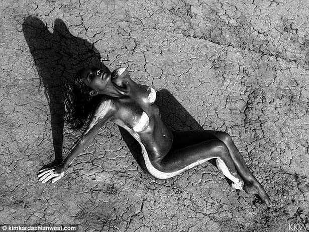 Kim Kardashian goală, în poza retușată de la ședința foto din deșert