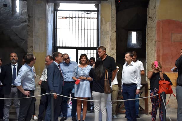 Klaus Iohannis și soția sa, Carmen, au vizitat Pompeii. Cum s-a îmbrăcat Prima Doamnă