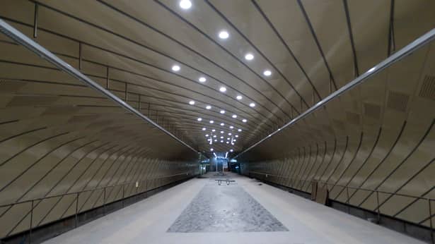 Inaugurarea magistralei 5 de metrou din Drumul Taberei întârzie să fie făcută deja de patru ani de zile. Conform stadiului în care se află acum lucările, în cel mai fericit caz am putea parte de deschiderea liniei în toamna anului 2019, însă doar dacă vor începe în luna ianuarie testele fără pasageri.