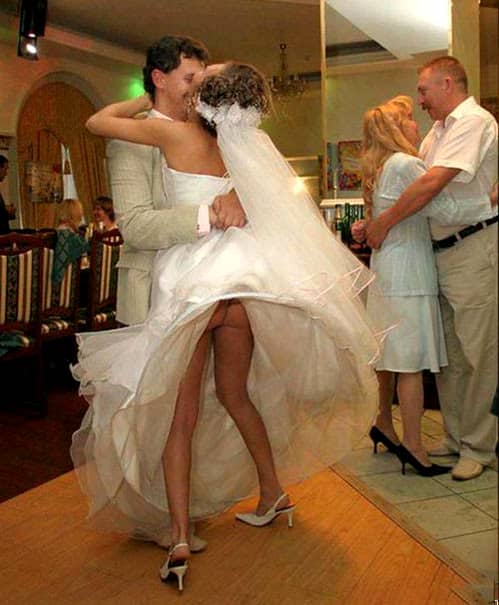 A vrut să facă o poză specială pentru soţ în ziua nunţii, dar a regretat amarnic! Toate pozele au ajuns pe net! Ce s-a văzut…