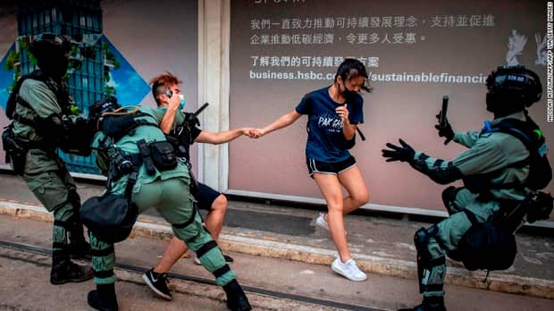 Proteste impresionante la Hong Kong! Poliţia trage cu gaze lacrimogene şi mingi de cauciuc