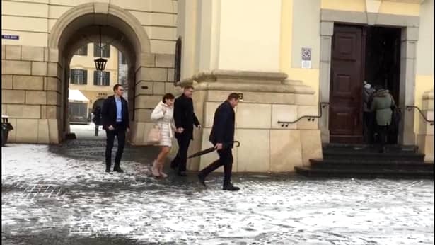 Carmen Iohannis, din nou în fustă scurtă la biserică! Cum s-a îmbrăcat soția lui Klaus Iohannis. FOTO
