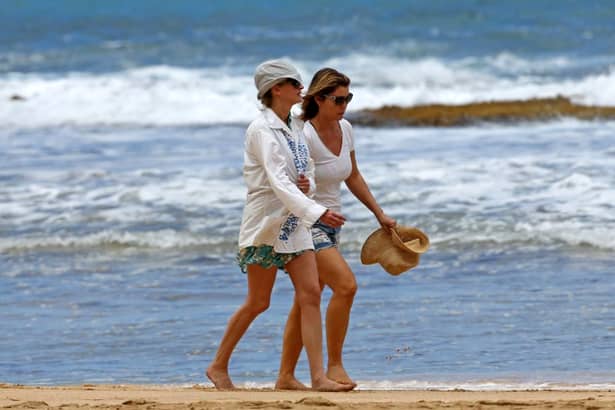 La cum arată, ar putea să joace şi mîine în „Pretty Woman 2”! Julia Roberts, sexy pe plajă la 48 de ani