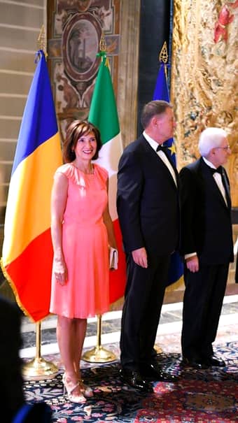 Cum s-a îmbrăcat Carmen Iohannis la recepția de la Palatul Cotroceni