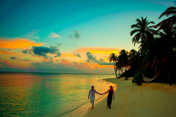 Ce poate fi mai romantic de 1 martie decât o plajă pustie doar pentru voi doi?! Sau un o cabană în vârf de munte?