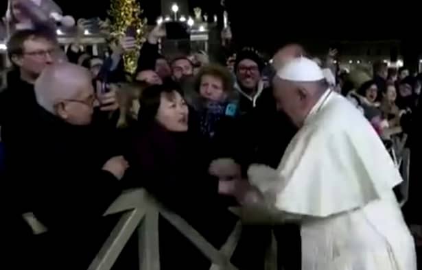 Papa Francisc a lovit mâna unei femei la o adunare în Ajunul Anului Nou! Papa