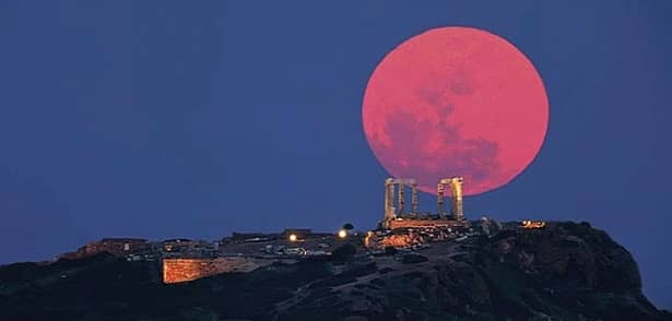Imagini inedite cu eclipsa totală de Lună plină sângerie