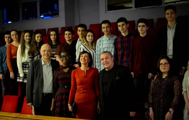 Carmen Iohannis a ieșit cu elevii la teatru! Ce ținută a ales soția lui Klaus Iohannis