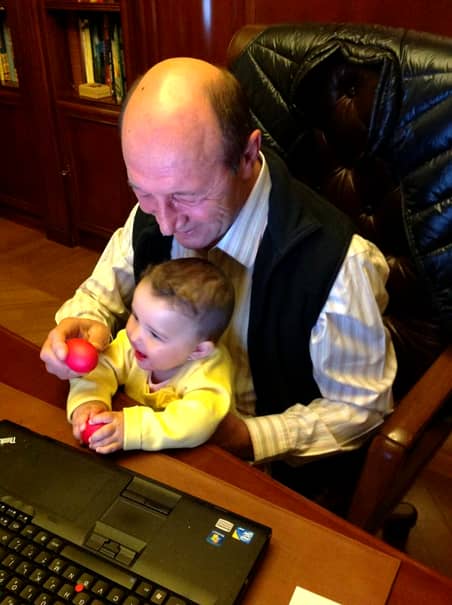 Bunicul Traian Băsescu și-a răsfățat nepoțelul de ziua sa. GALERIE FOTO