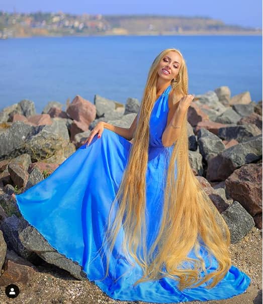 Frumoasa ”Rapunzel” trăiește în Ucraina și are părul de aproape 2 metri lungime: ”Este foarte plăcut”