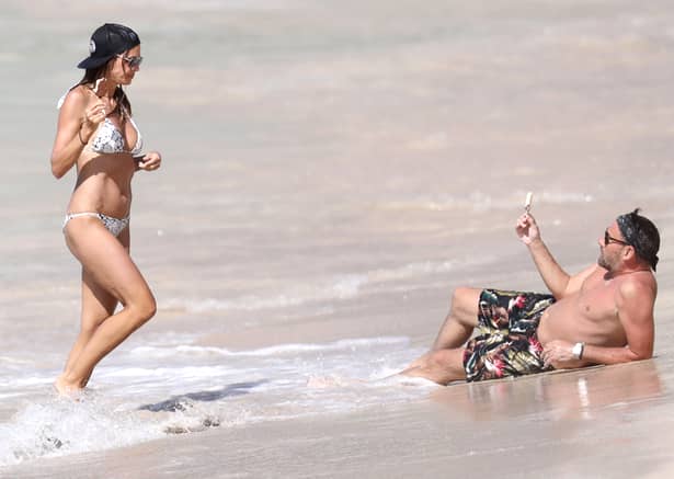Imagini bombă în showbiz! Diva a fost prinsă de paparazzi cu amantul la mare!  Dar să vezi ce au făcut pe plajă. Gestul e mult prea intim