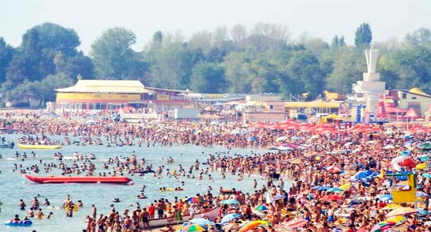 Stațiunea cea mai aglomerată de pe litoralul românesc. Oamenii se înghesuie ca în China