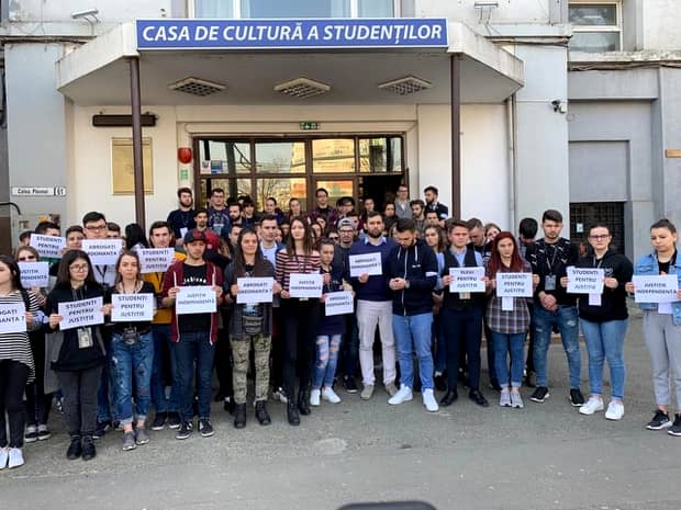 Elevii și studenții, protest mut în semn de solidaritate cu magistrații. FOTO
