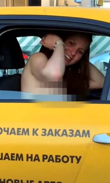 A făcut SEX pe bancheta unui taxi, în văzul tuturor! Imagini incredibile surprinse în trafic!