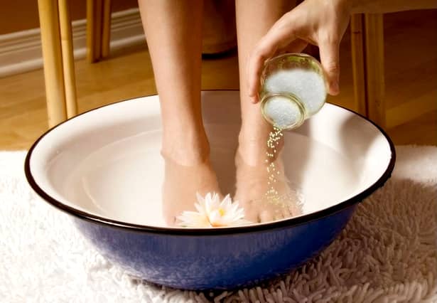 Ce se întâmplă dacă te speli pe picioare cu bicarbonat și lapte? Scapi de o afecțiune comună