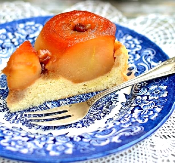 Poftă bună la tortul cu mere întregi caramelizate! Se face ușor și este delicios!