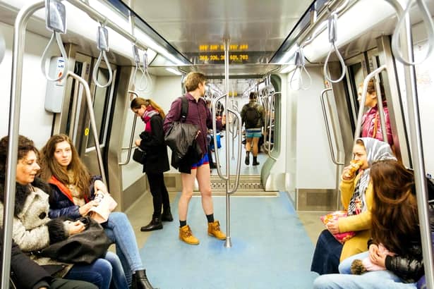 Scene incredibile la metrou la Piaţa Unirii! Această bucureşteancă i-a lăsat pe toţi cu gura căscată!  A „uitat” sa se îmbrace şi toată lumea a exclamat: „E GOALĂ”