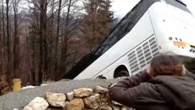VIDEO. Momentul în care un autocar cu turişti cade în râpă, la Cheile Grădiştei