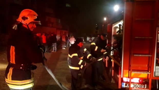 Panică la Galați! Un bloc a fost evacuat după ce un brad de Crăciun a luat foc! Șase oameni au ajuns la spital