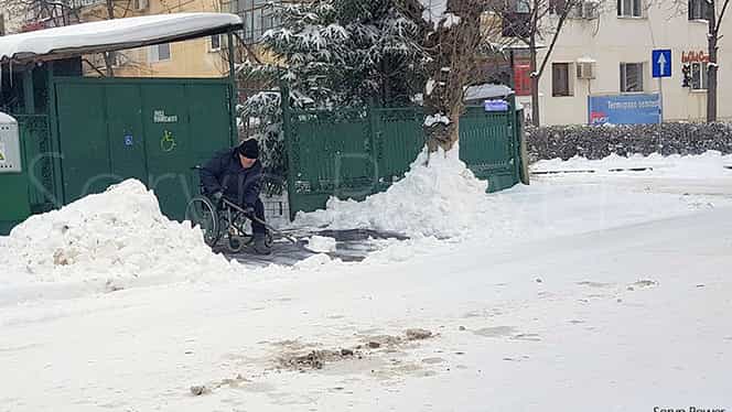 Fotografia zilei, în România! De ce nu îl ajută nimeni pe acest bătrân