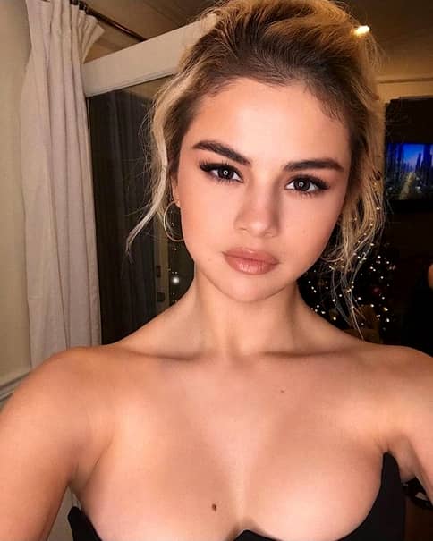 Selena Gomez a pozat sexy în costum de baie! Imaginile care au pus bărbații din toată lumea pe jar