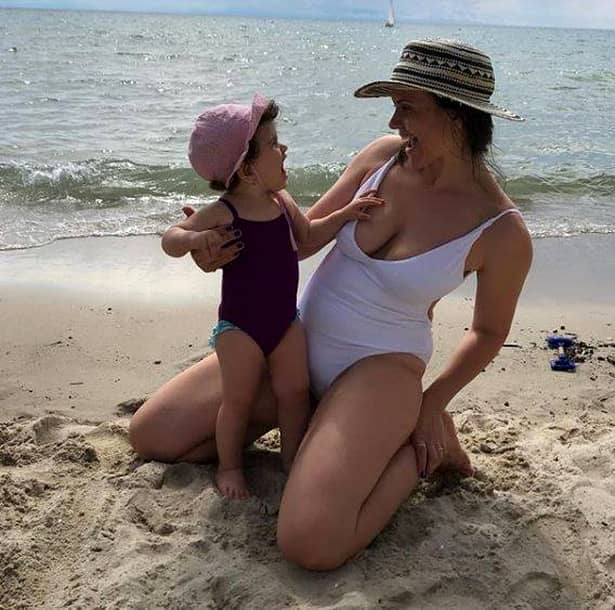 Cristina Șișcanu, criticată pentru formele ei! Cum s-a fotografiat vedeta la plajă!