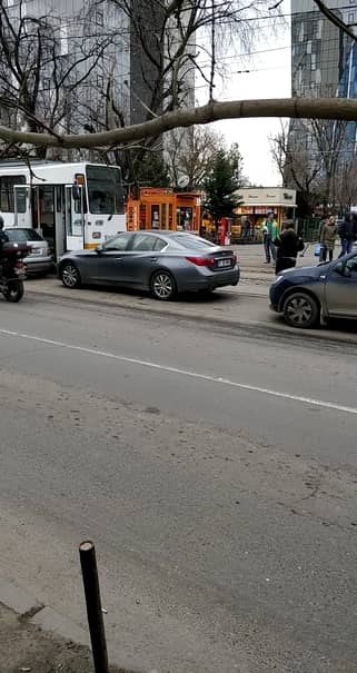 O limuzină Infiniti a blocat luni tramvaiul în zona Pipera