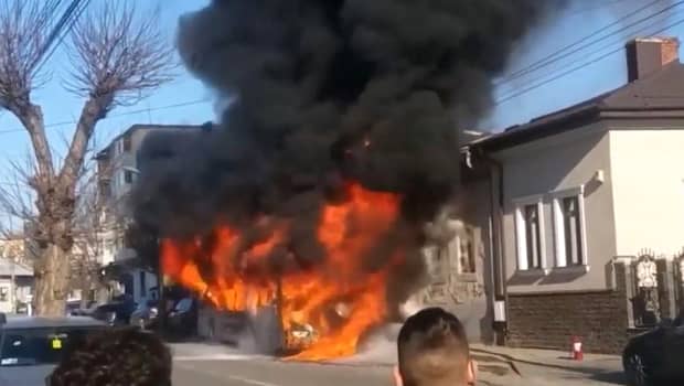Autobuz în flăcări la Craiova! Călătorii au ieșit la timp din mașină